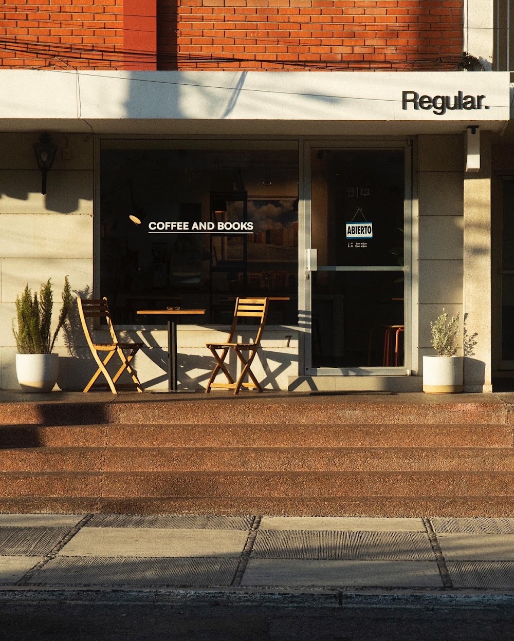 Regular Coffiee And Books, cafetería en San Pedro Garza García, Nuevo León